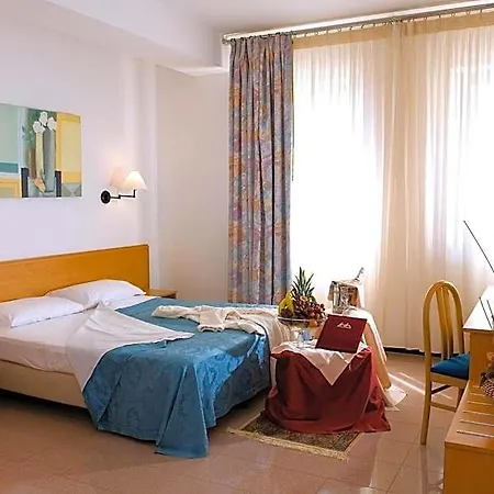 Astoria Hotel 4*